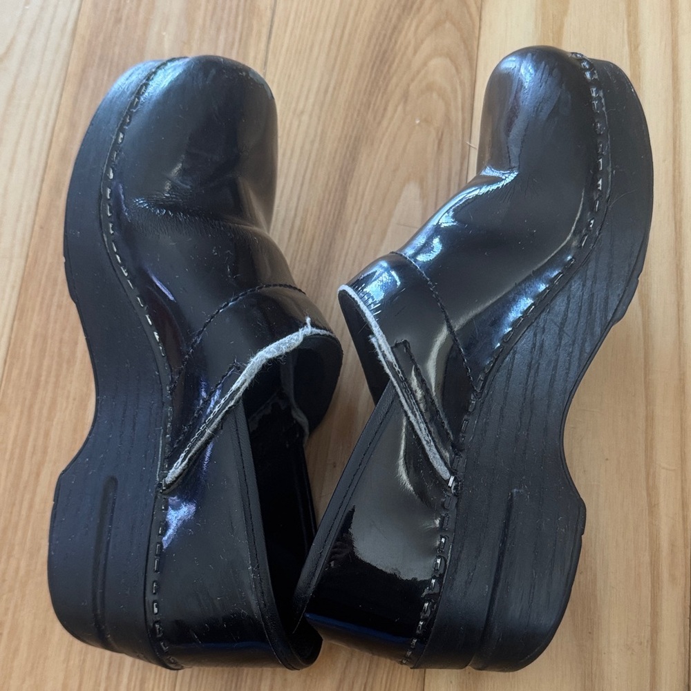 Black Patent Leather Dansko Clogs | Sleek Glossy Finish | Size 36 - Picture 8 of 11